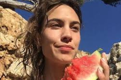 江疏影39岁凭“脚毛”上热搜背后藏着内娱对中年女星最大的傲慢